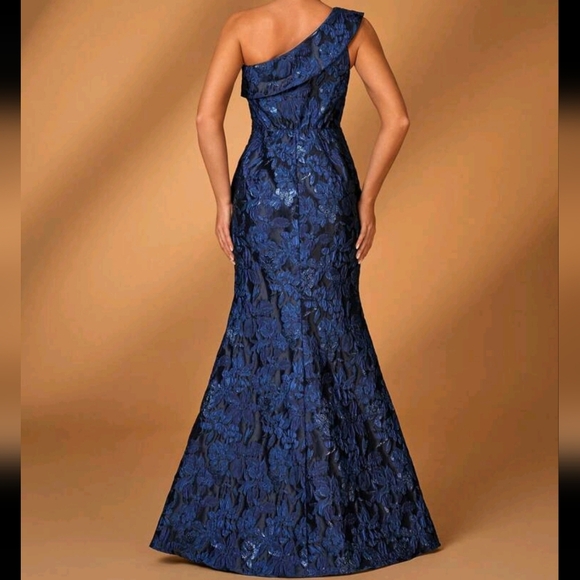 Elegant And Gorgeous Dark Blue One-Shoulder Jacquard Satin Gathered 3-D Three - Picture 3 of 3